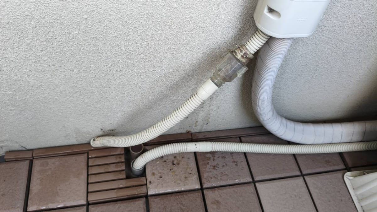 A transparent check valve installed along the outdoor air-conditioner drain hose