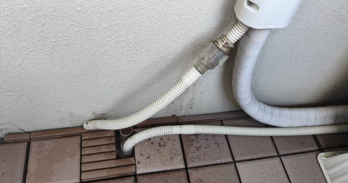 A transparent check valve installed along an outdoor air-conditioner drain hose